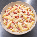 Pâtes carbonara « à la belge », lardons, oignons & crème — suggestion de présentation