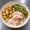 Filet pur de porc, sauce poivre, grenailles & haricots verts — suggestion de présentation