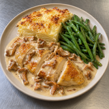 Volaille jaune, sauce chanterelles, gratin dauphinois & haricots verts